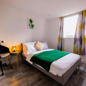 2 Bedrooms -parking-very Spacious-wifi London